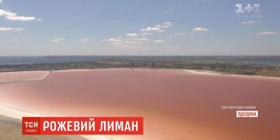 Незвичне природне явище: Куяльницький лиман перефарбувався у червоно-рожевий колір