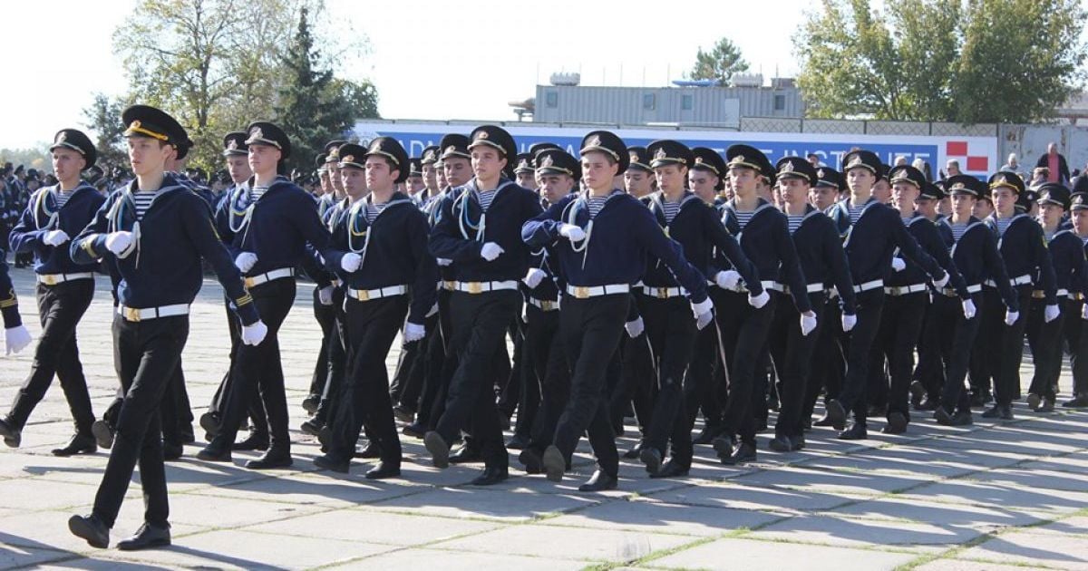 Дві тисячі моряків з оркестром промарширували центральними вулицями Херсона