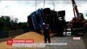 На Сумщині зерно із перекинутої вантажівки засипало велосипедистів