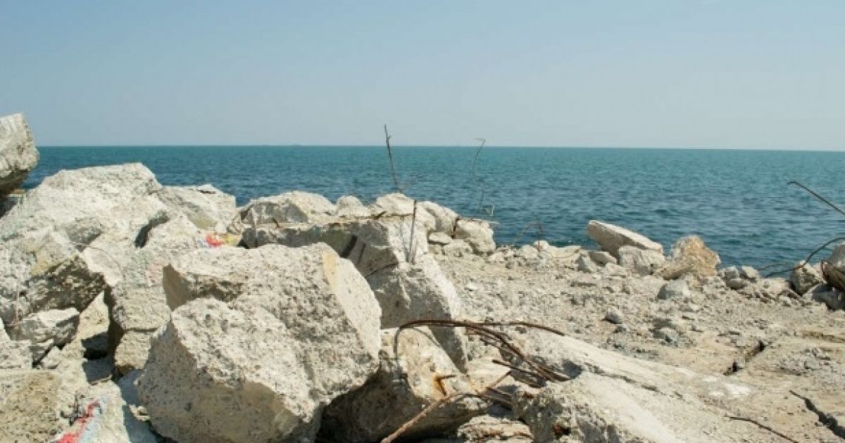 Военные пошли купаться к плотине