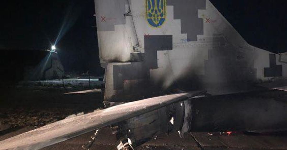 Автомобіль влетів у військовий літак під Києвом