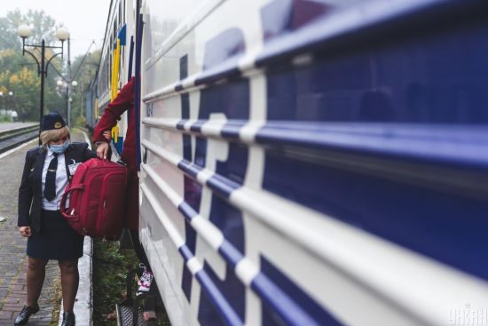 Нові правила подорожей залізницею: скількох пасажирів не впустили до поїздів