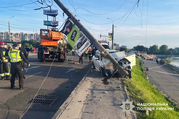 Водій вилетів на тротуар просто в пішоходів у Хмельницькому: загинула жінка, є поранені
