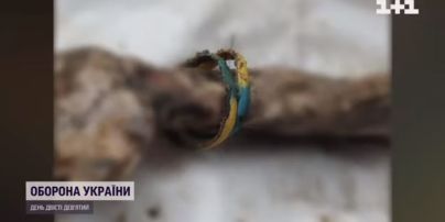 Рука з синьо-жовтим браслетом: історія бійця із могили в Ізюмі