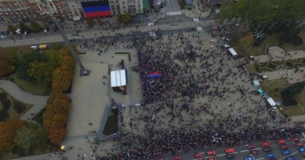 На реальном фото видно, что площадь заполнена в лучшем случае на пятую часть.