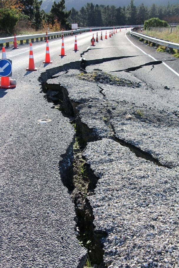 La distruzione della strada durante il terremoto / © pixabay.com