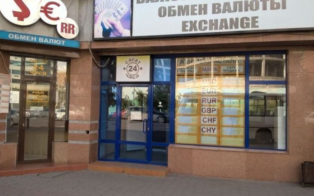 Из-за обвала тенге в Казахстане закрываются валютные обменники / © tengrinews.kz