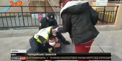 Повалили на землю и избили — полицейские Одессы жестко задержали владельца киоска