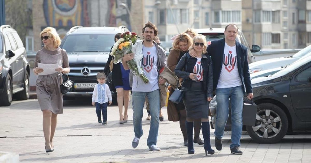 Свадебные фото Витовской и Ванци получились очень милыми / © Фото: Александр Заклецкий