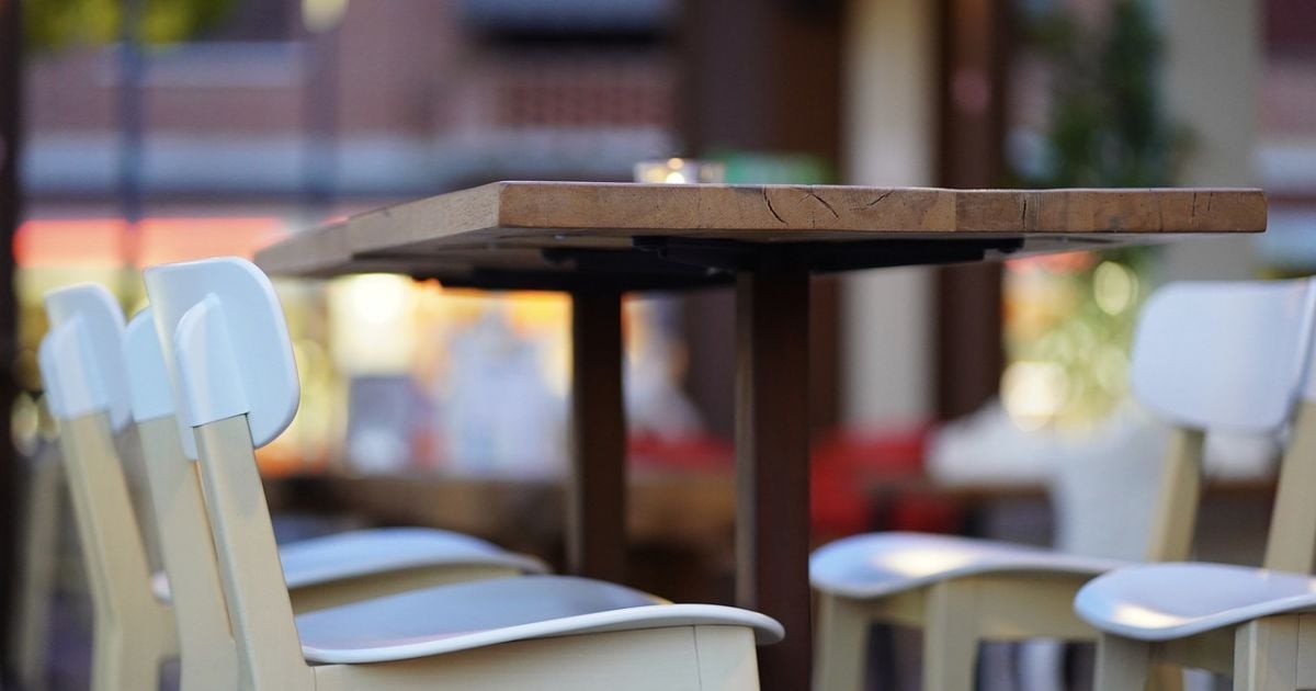 Стулья в кафе. Фото иллюстративное