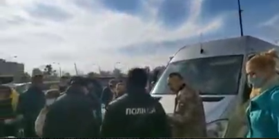 В Киеве на автовокзале правоохранители с автоматами заблокировали маршрутку: видео