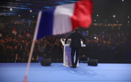 Вихід з НАТО і “відвоювання” Франції: кандидат у президенти спровокував сутички своєю промовою (відео)