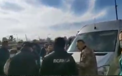 У Києві на автовокзалі правоохоронці з автоматами заблокували маршрутку: відео