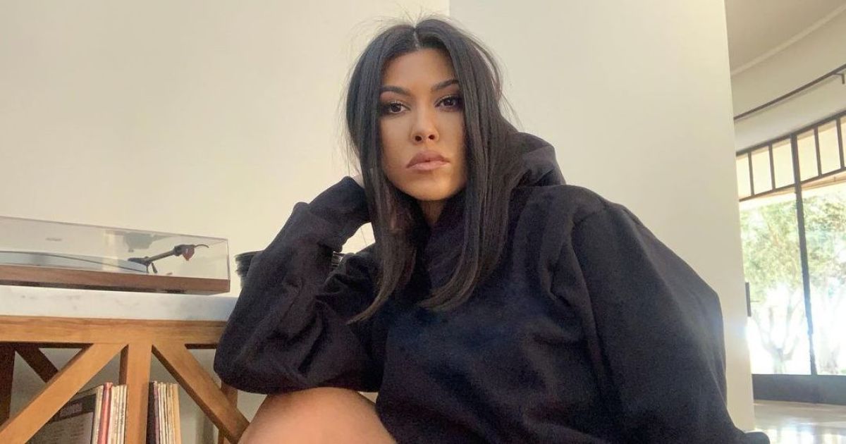 Неузнаваемая Кортни Кардашян показалась 15-летней в розовом бикини