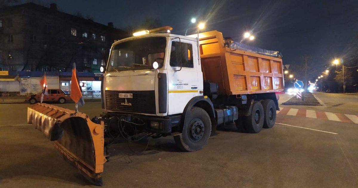 Борьба с непогодой: в Киеве коммунальщики обрабатывают дороги противогололедными средствами