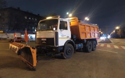Боротьба з негодою: в Києві комунальники обробляють дороги протиожеледними засобами