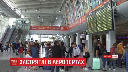 Около сотни человек уже более полутора суток не могут вылететь из Львова в Неаполь