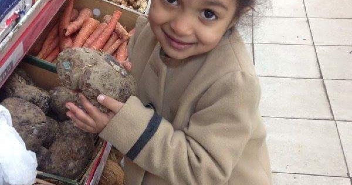 Девочка стала звездой Сети после трогательной фотографии с "картофелем"