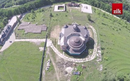 Журналісти показали елітний маєток з мідними куполами, який будує під Києвом донька Ківалова