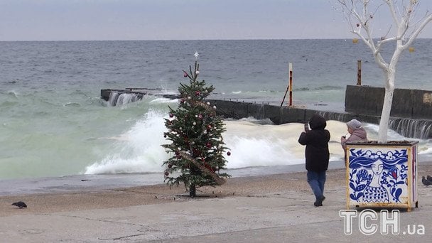 Зі зміною вітру жирна плівка вкрила поверхню моря на пляжах «Отрада», «Ланжерон» і «Золотий берег» / © ТСН