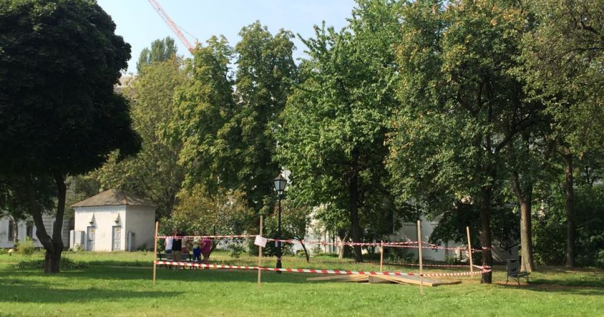 Во дворе национального заповедника "София Киевская" провалился грунт / © Фото Валерии Ковалинской/ТСН