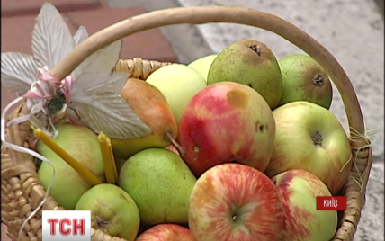 На Преображение в храмах Киева весь день святили яблоки и виноград