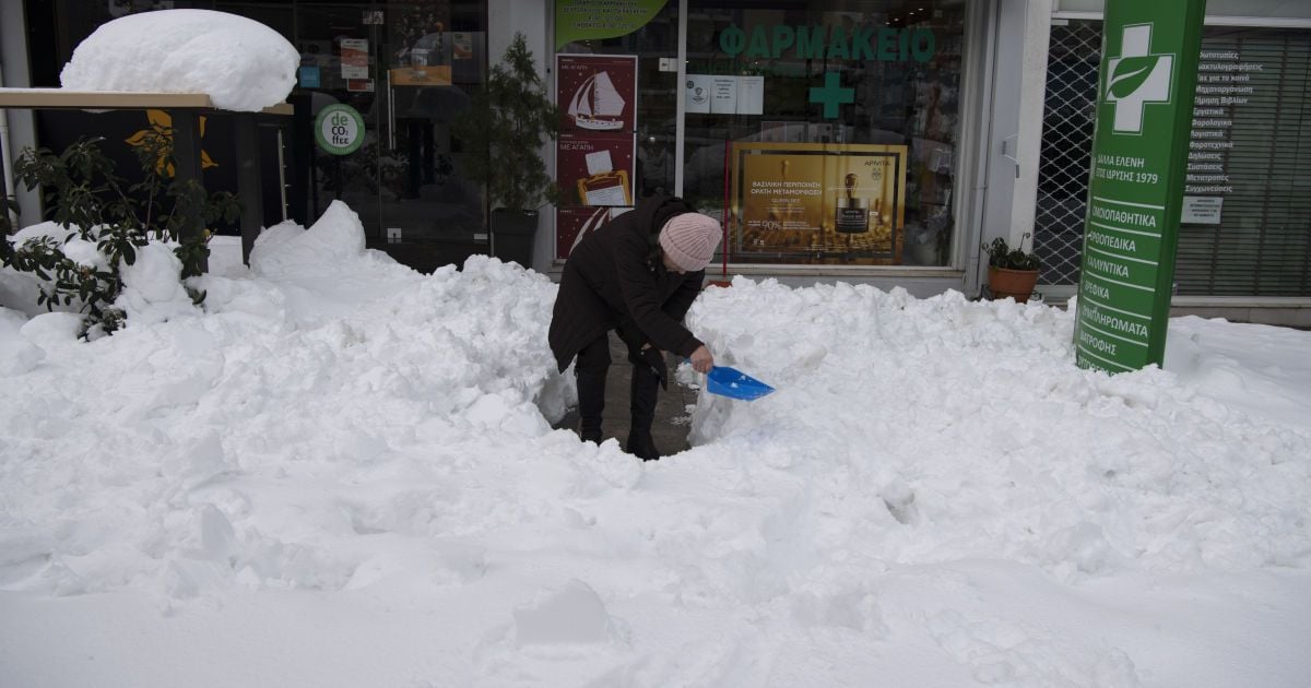 Афины накрыла снежная буря: остановилось транспортное сообщение и закрылись школы