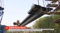 У Києві почали монтаж найбільшої частини пішоходного мосту