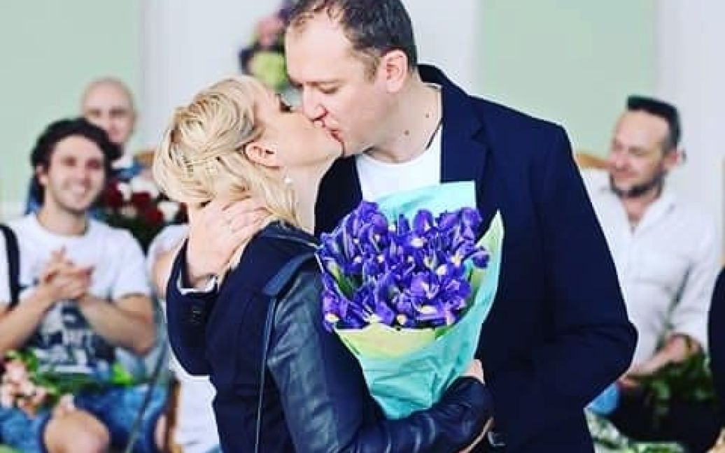 Свадебные фото Витовской и Ванци получились очень милыми / © Фото: Александр Заклецкий