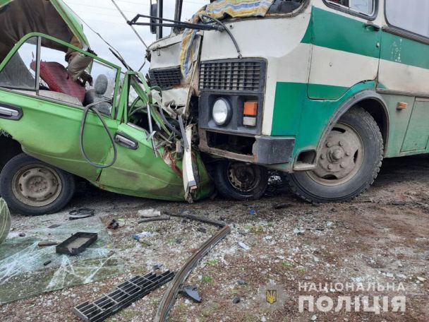 В Харьковской области автобус раздавил автомобиль