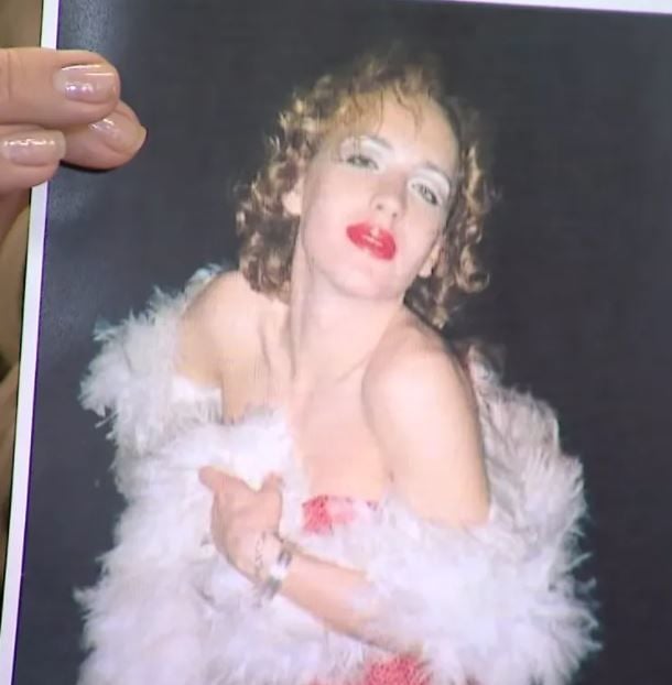 Қазақ әйелінің екі адамға арналған видеосын көріңіз