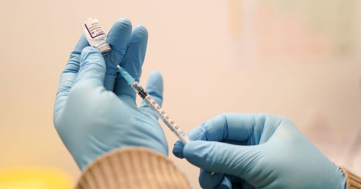 В Україні відкрито запис на бустерну дозу вакцини проти коронавірусу: хто зможе отримати