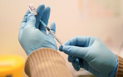 В Украине открыта запись на бустерную дозу вакцины против коронавируса: кто сможет получить