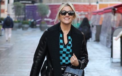 В виниловом мини и с сумкой Balenciaga: Эшли Робертс продемонстрировала модный лук