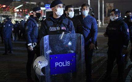 В Стамбуле мужчина порезал троих россиян