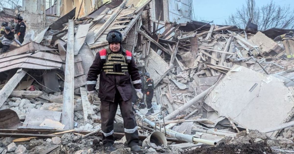 Рятувальники розбирають завали після ракетного удару по Кривому Рогу
