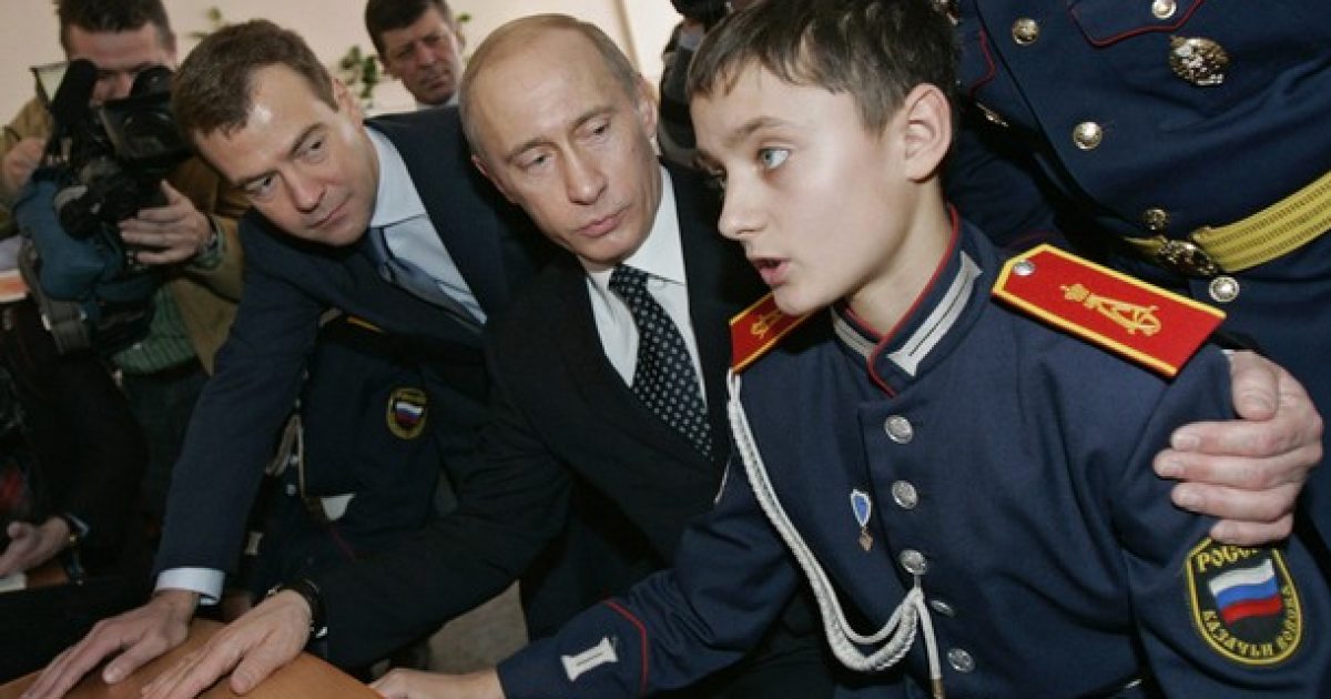 У Мережі згадали про нездорову пристрасть Путіна до дітей: фото