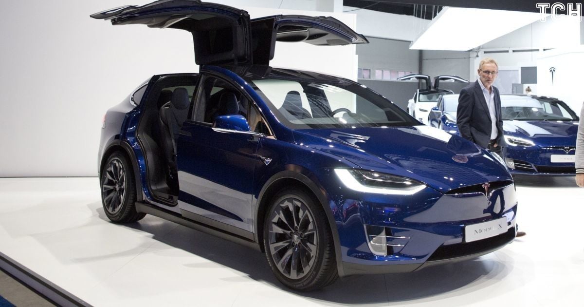 Маск заразив електрокари Tesla "глюком" за фільмом "Назад у майбутнє"