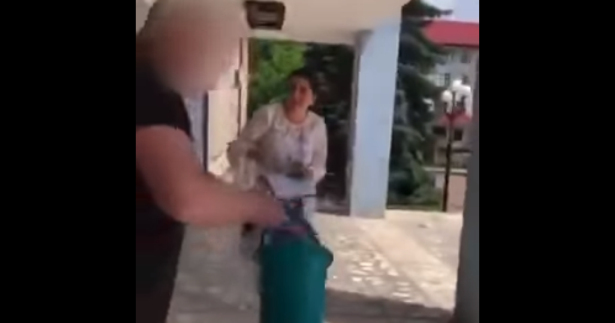 "Я тобі дам 300 євро!": на Буковині батько випускника облив викладачку фекаліями (відео)