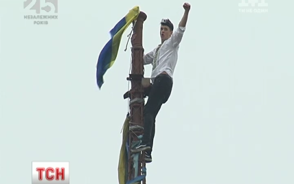 Руферы под носом у охранников парада вскарабкались на самое высокое здание Майдана