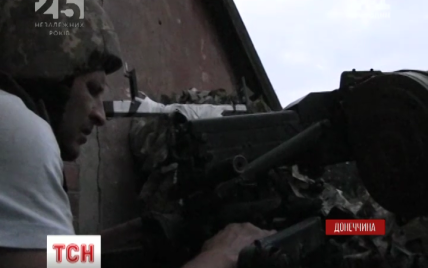 Под Мар'їнкою военные "праздничным огнем" Независимости сожгли блиндаж сепаратистов