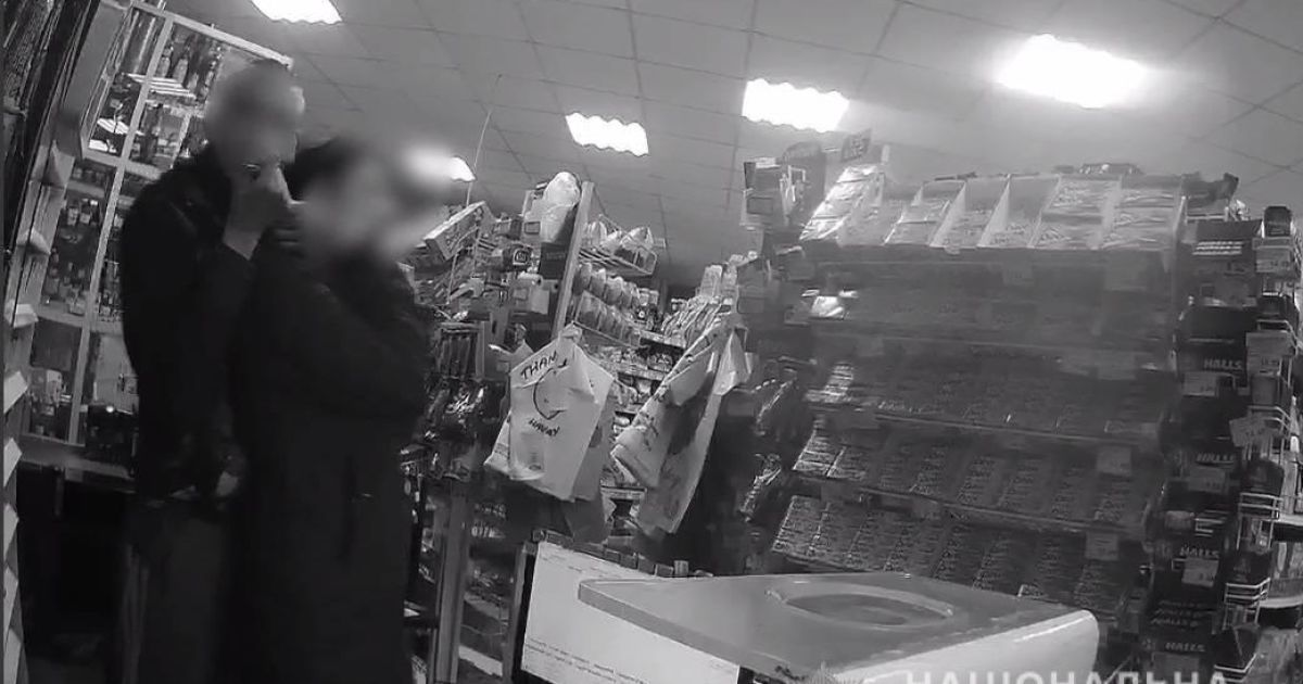 У Херсоні наркозалежний зловмисник захопив у заручниці продавчиню та погрожував їй ножем (фото)