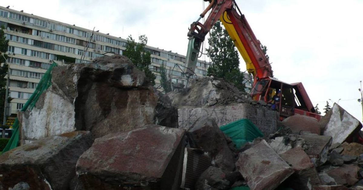 Спроба №4: у Києві нарешті знесли пам'ятник чекістам