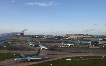 В аэропорту Дублина пассажир устроил забег по взлетной полосе за самолетом и показал полиции попу