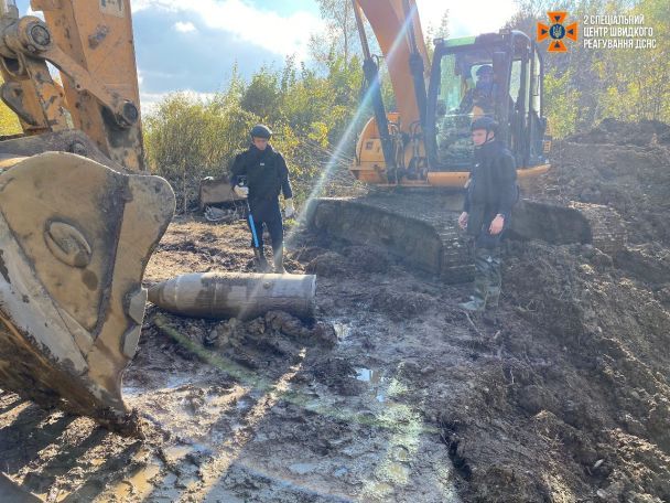 Рятувальники ДСНС знешкодили бойову частину російської ракети "Кинджал" на Львівщині / © ДСНС