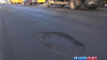 Украинские горе-асфальтировщики ремонтируют дороги и в дождь, и в снег, и в мороз