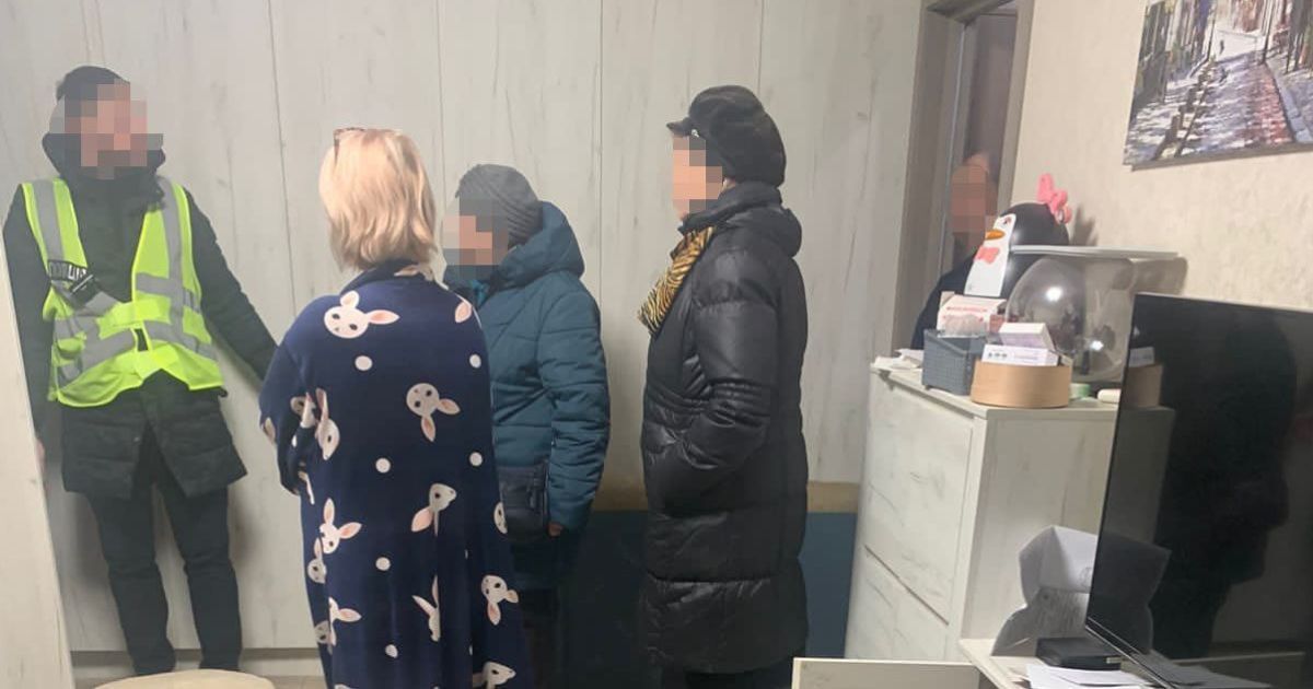 У Києві посадовці Шевченківської РДА наживалися на облаштуванні укриттів у школах