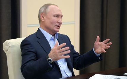 "Он на нее не смотрит": у Путина прокомментировали "неправильную" дату на его часах