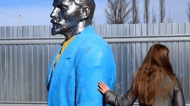 Кто зарабатывает на свергнутых с пьедесталов памятниках Ленину