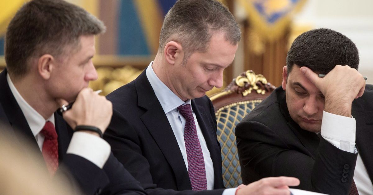 Шимкив (крайний слева) відомвився от всех должностей в правительстве.